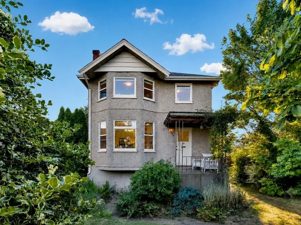 2726 Prior St, Victoria, BC V8T 3Y1