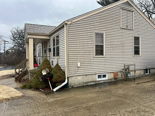 211 Anne St Photo 1