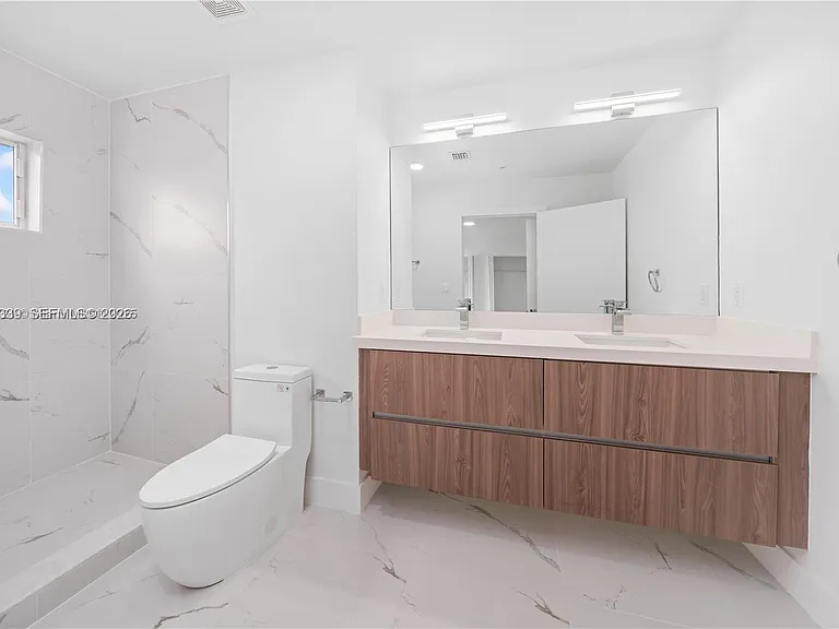 32 NW 14th Ave #4 — Photo 7
