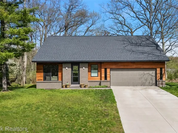 2404 Uplong St, West Bloomfield, MI 48324