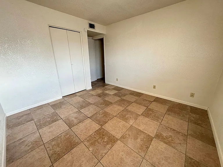 807 W Hallmark Ave — Photo 13