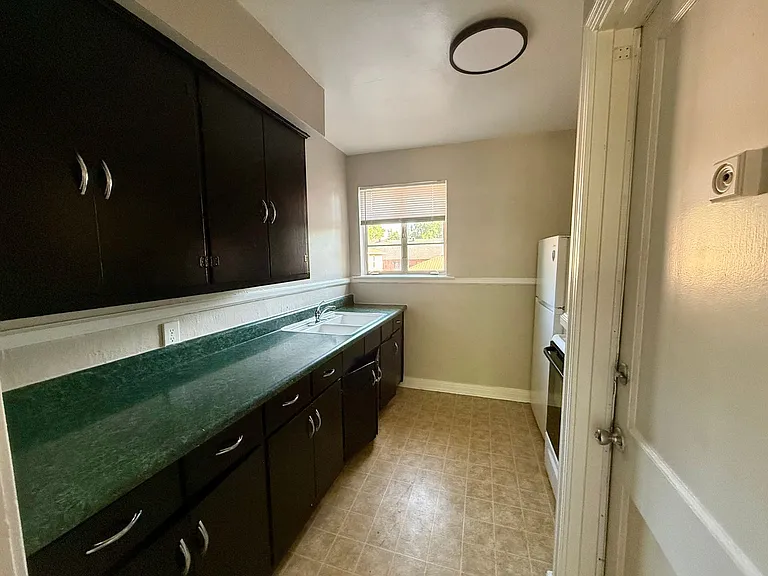 1009 Flint St — Photo 5