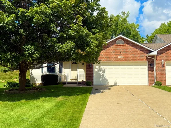 7366 Cross Creek Dr, Swartz Creek, MI 48473