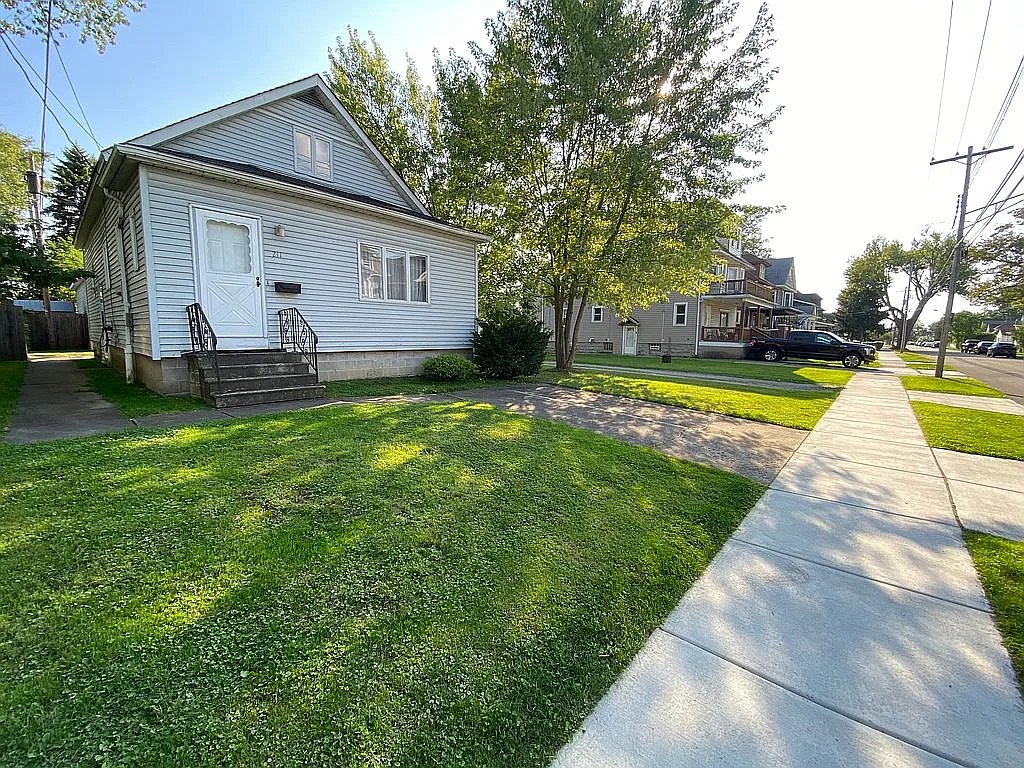 211 Ladner Ave photo 1