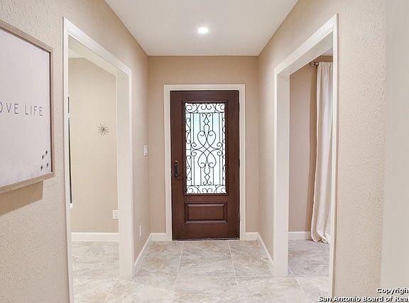 3rd image of 218 Robinhood Pl