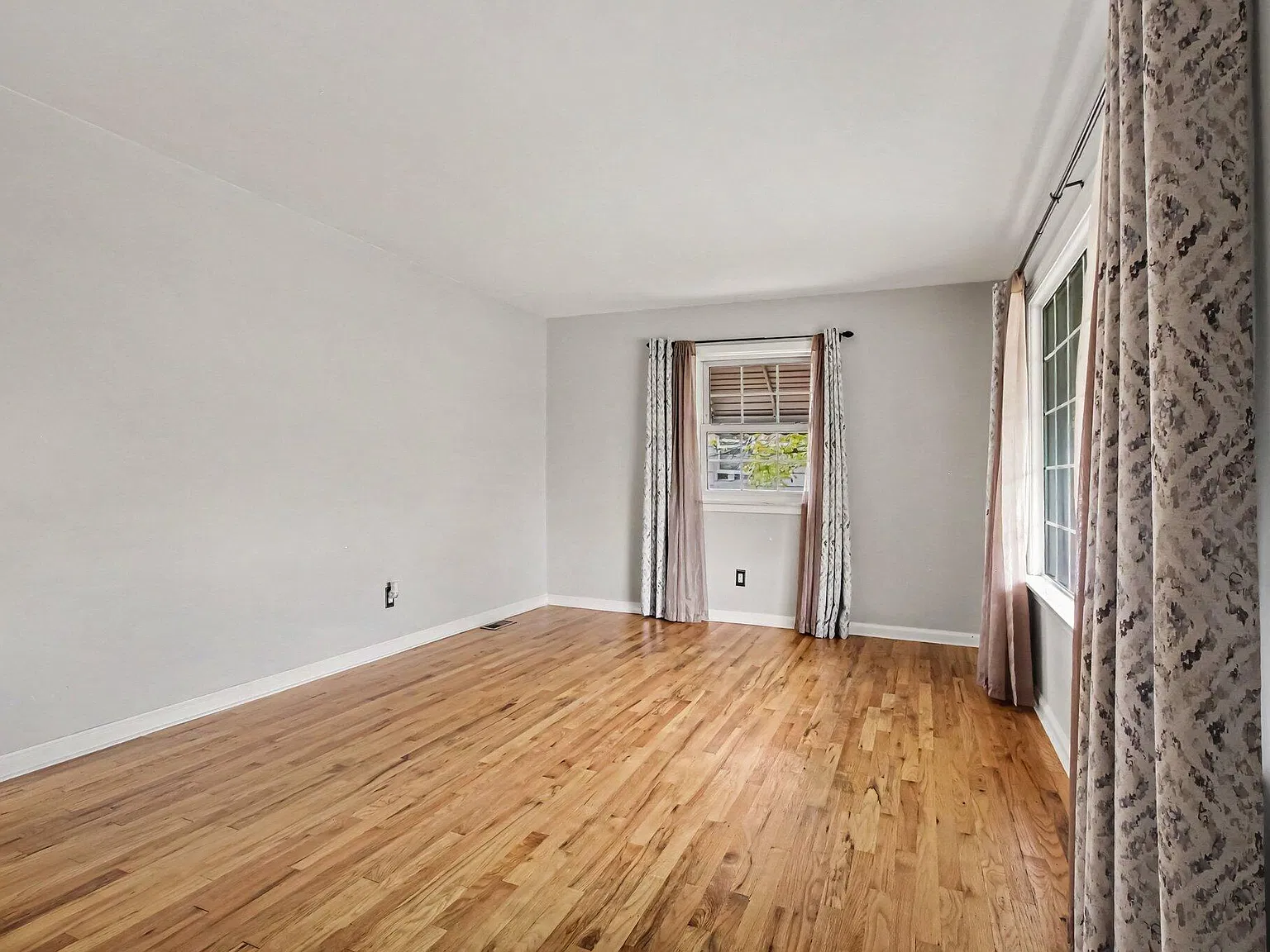 3 bed, 2.0 bath, 1923 sqft, $2,100 — Photo 3
