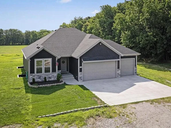 20196 207th St, Tonganoxie, KS 66086
