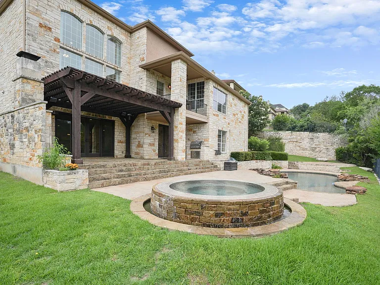 121 Burgess Ln — Photo 30