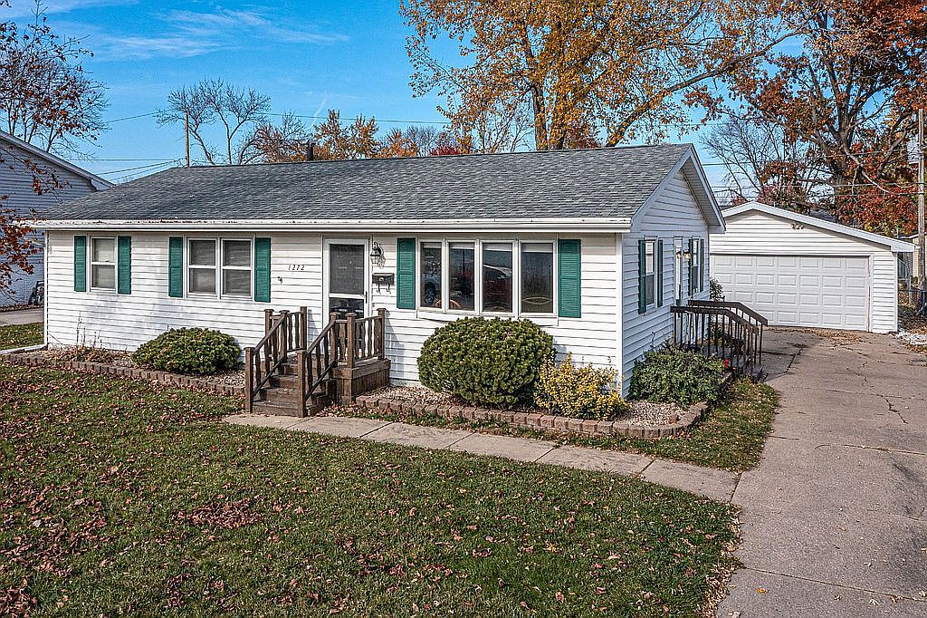 1272 Rainbow Blvd, Hiawatha, IA 52233 Zillow