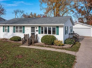 1272 Rainbow Blvd, Hiawatha, IA 52233