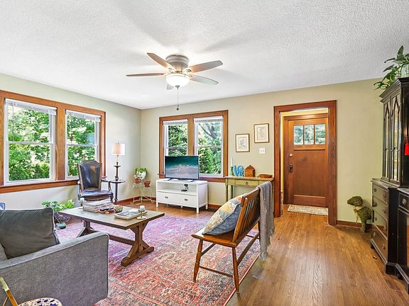 3rd image of 822 Irving Ave