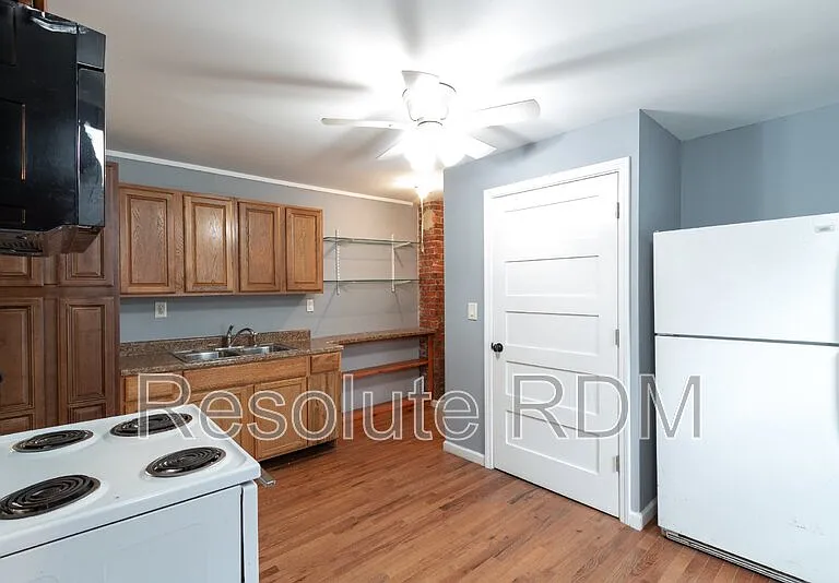 725 Lynn St — Photo 9