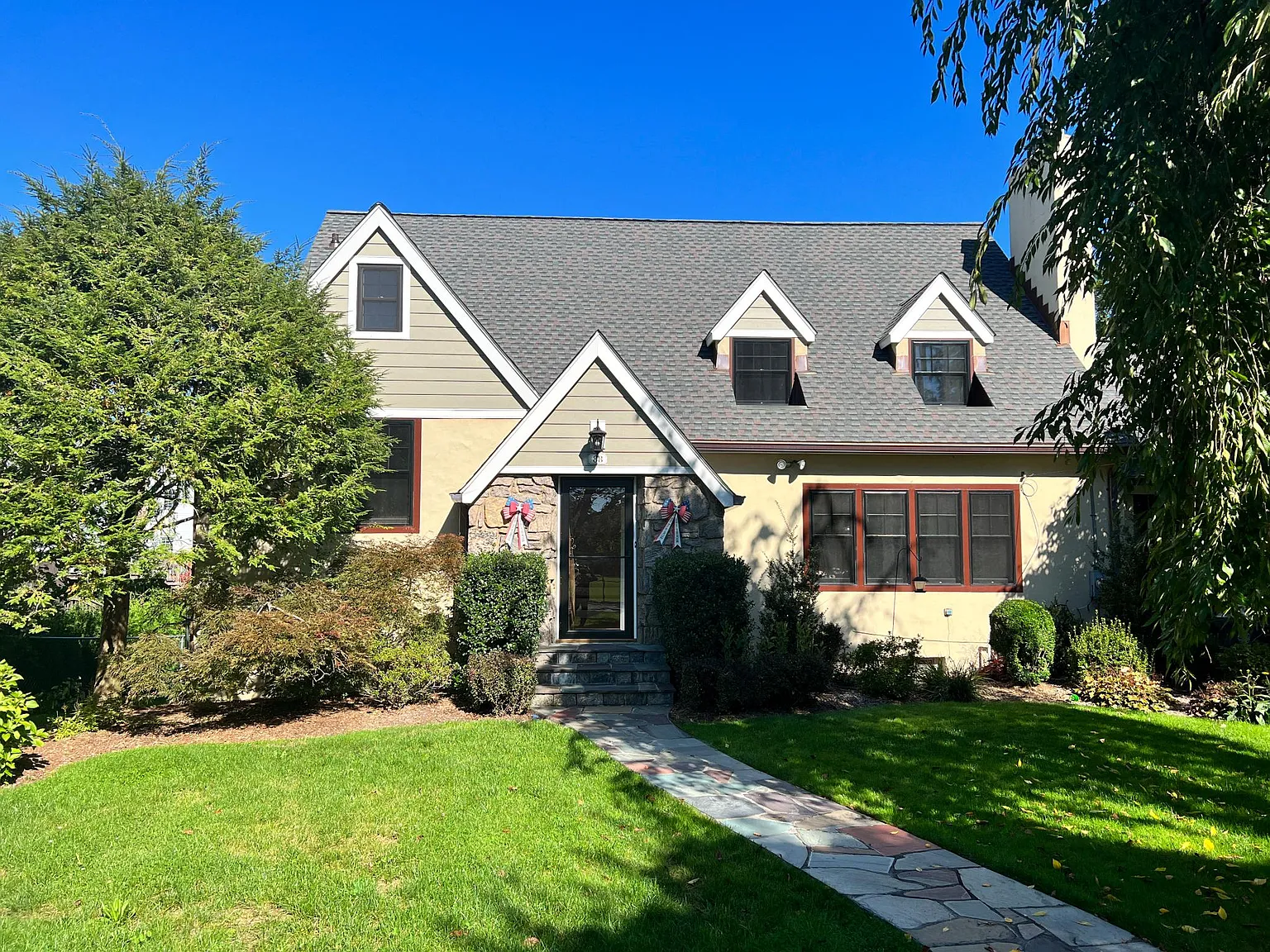 5 bed, 2300 sqft, $7,300 — Photo 2