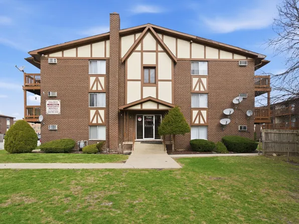 7040 100th St #107, Chicago Ridge, IL 60415