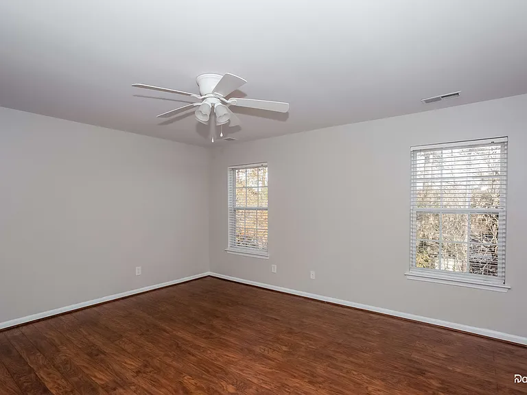 338 Courtland Ct — Photo 11