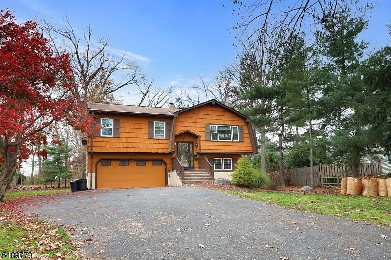 1st image of 3 Hillcrest Dr