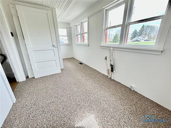 3rd image of 417 Elm St