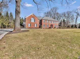 252 Oldwoods Rd, Franklin Lakes, NJ 07417