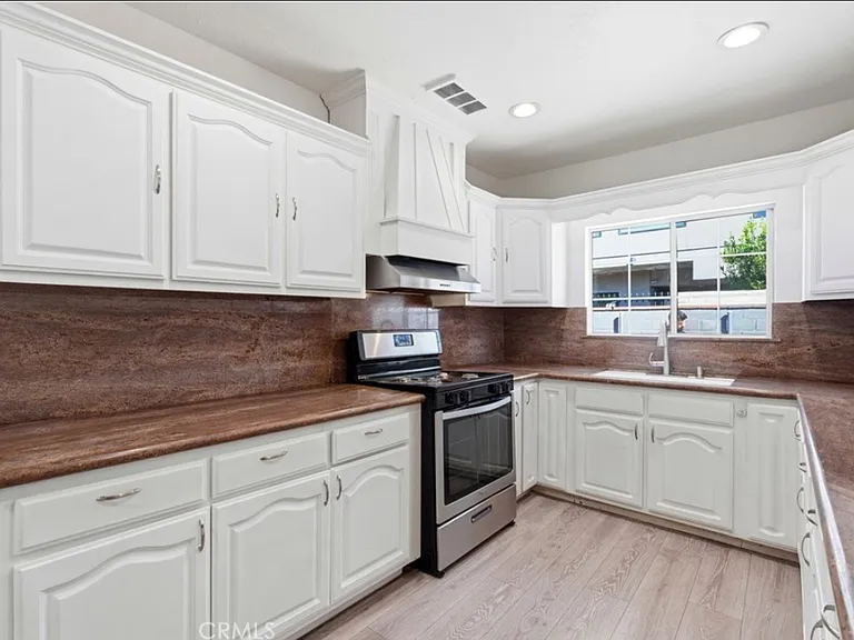6742 Radford Ave — Photo 7