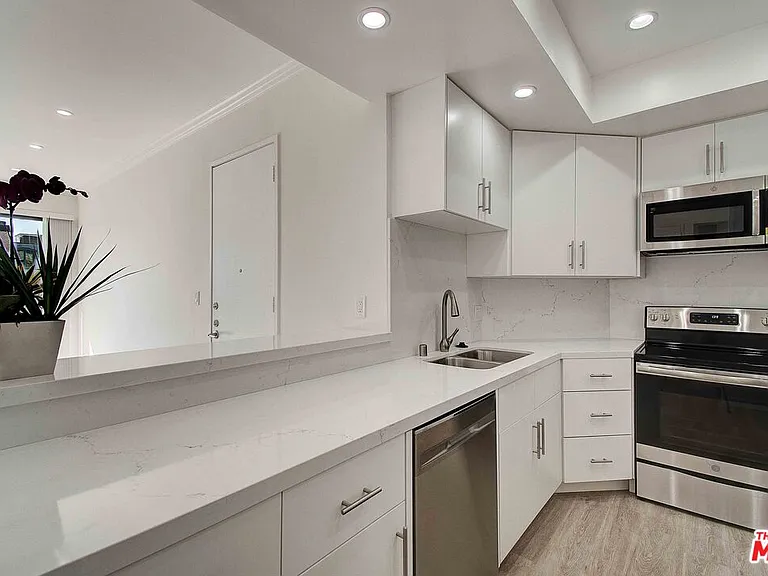 2324 S Beverly Glen Blvd #201 — Photo 24