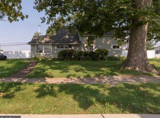 382 Appletree Dr, Levittown, PA 19055