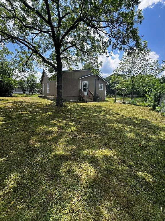 3 bed, 2.0 bath, 1120 sqft, $1,400 — Photo 3