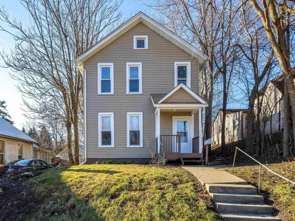 417 E 12th St, Davenport, IA 52803