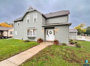 201 E 3rd Ave, Lennox, SD 57039