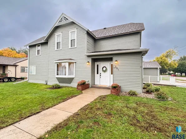 201 E 3rd Ave, Lennox, SD 57039
