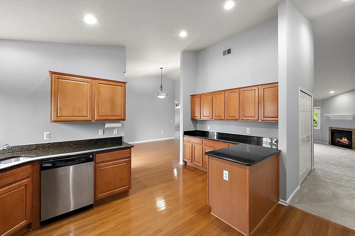3 bed, 1.5 bath, 1741 sqft, $2,900 — Photo 3