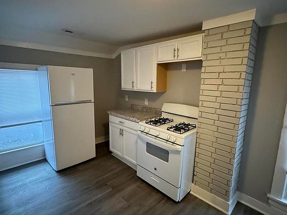 5th image of 1011 E Locust St