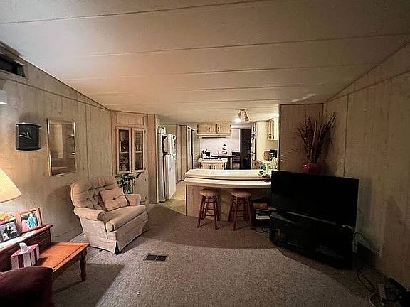 5th image of 824 Huron St