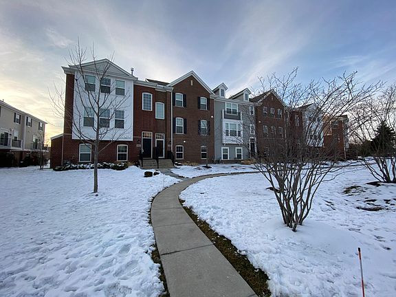 District 204 Schools, and walking distance to shopping and restaurants. Only 8 minutes to Naperville and 5 minutes to Rt. 59 train stations.