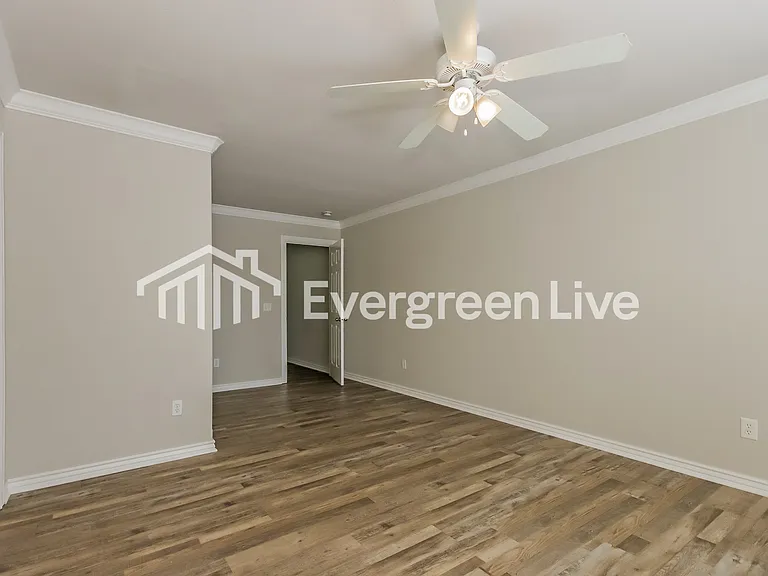 832 Oakwood Ct — Photo 3