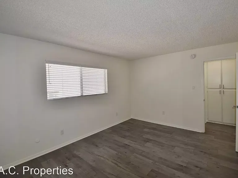 13019 Oxnard St — Photo 13