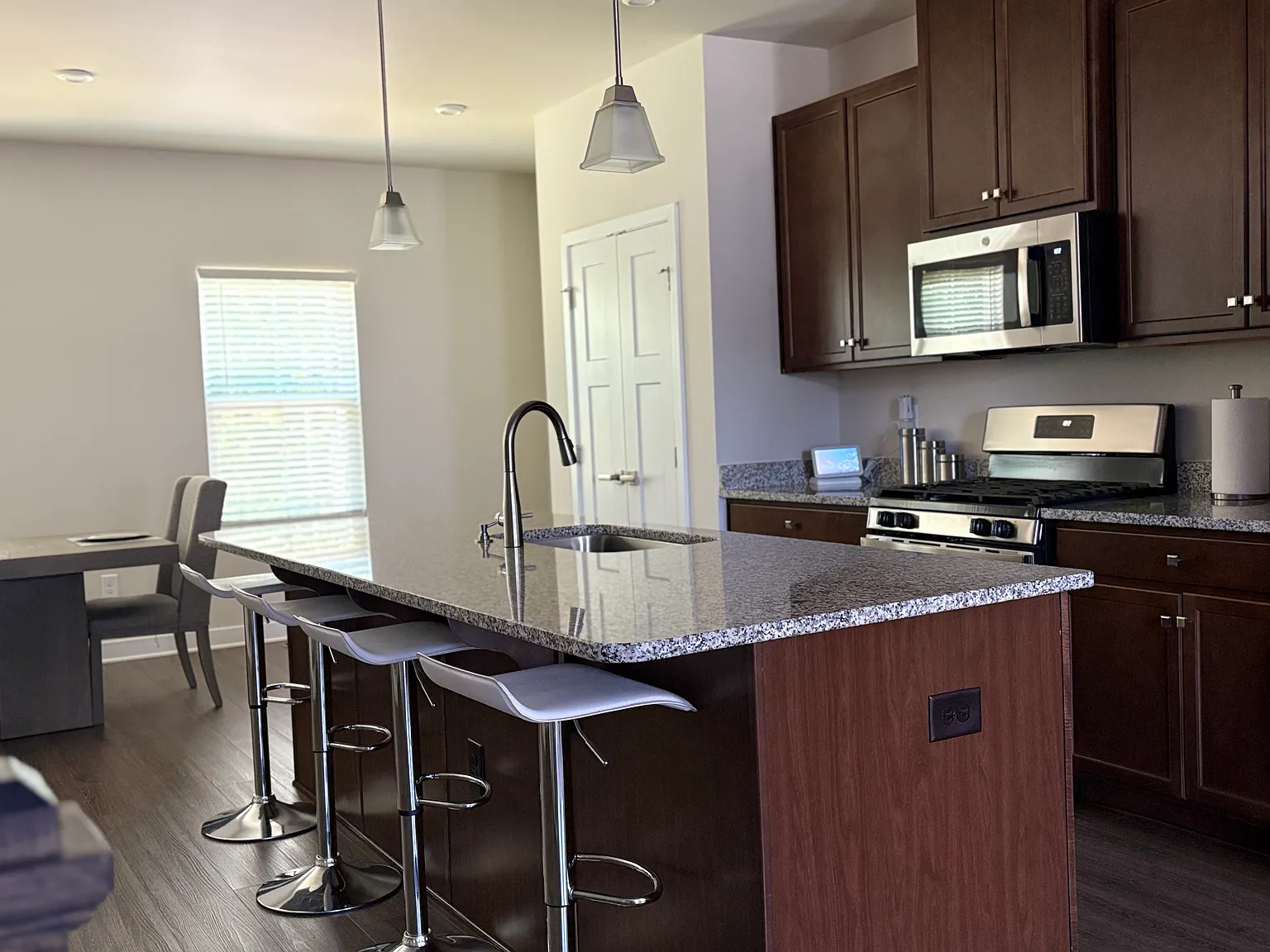 3 bed, 2.5 bath, 1700 sqft, $2,600 — Photo 3