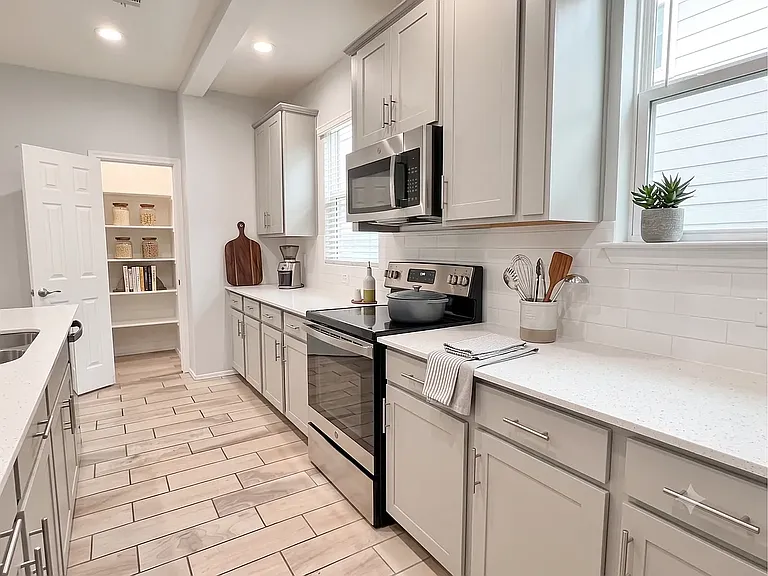 3434 N Longview Ave #11 — Photo 6