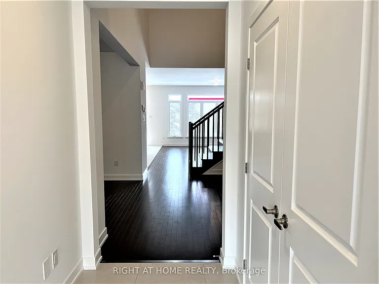 902 Duxbury Ln — Photo 4