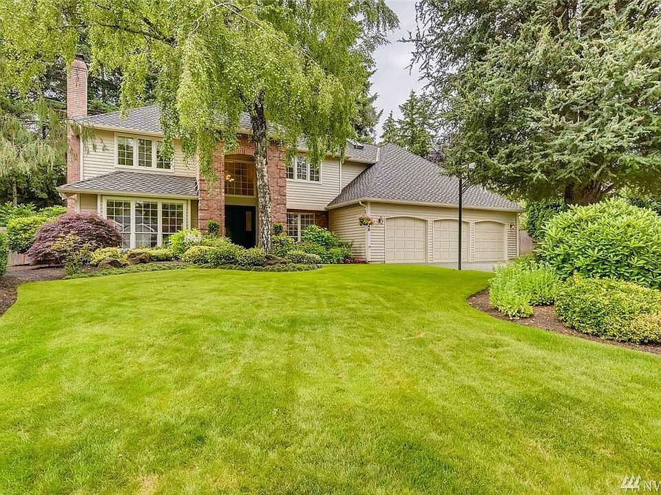 Spectacular Murray Franklyn Resale surrounded by beautiful park-like grounds. Traditional 2-story home with 4 bedrooms, 3 full baths and 3,090 sf. 