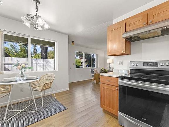 5th image of 11562 SW Lomita Ave