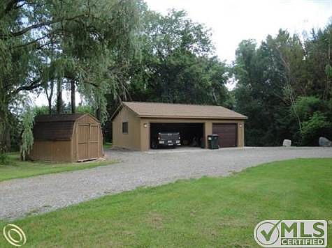 Detached 3 car garage.JPG