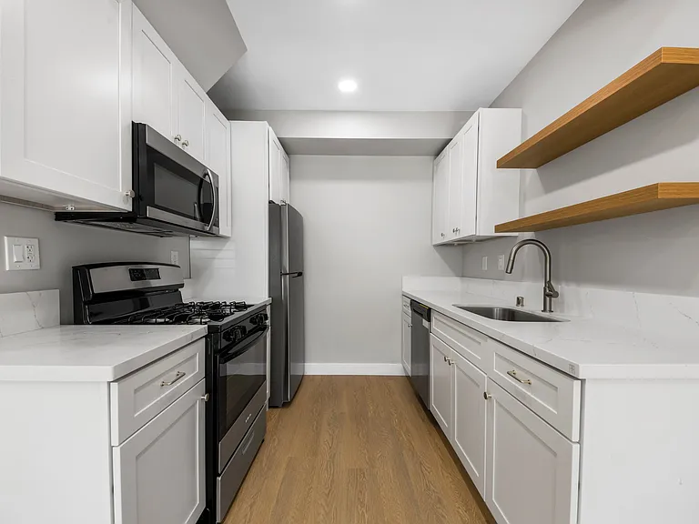 1107 E 3rd St #9 — Photo 4