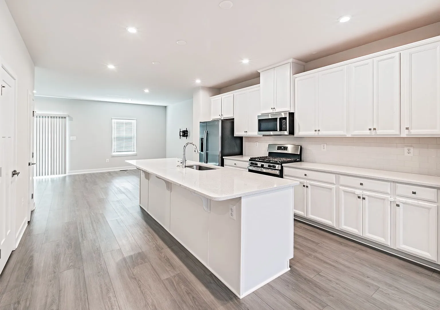 3 bedroom, 2.5 bath Middletown end unit townhome — Photo 2