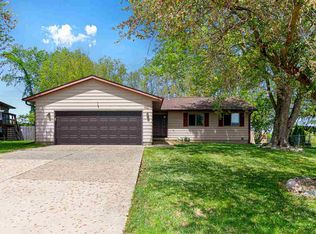 206 Hilltop Rd SW, Swisher, IA 52338