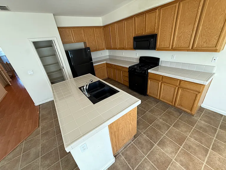 1372 Derby Ct — Photo 9