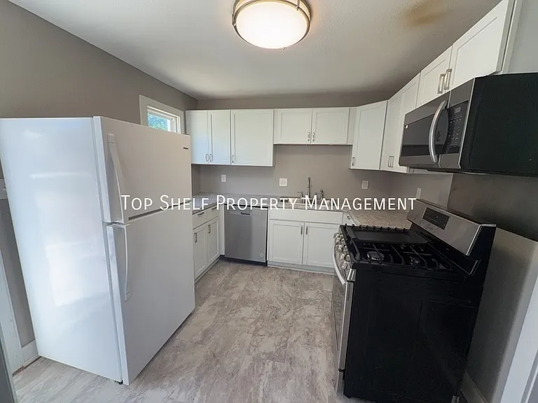 915 E Washington Ave — Photo 3
