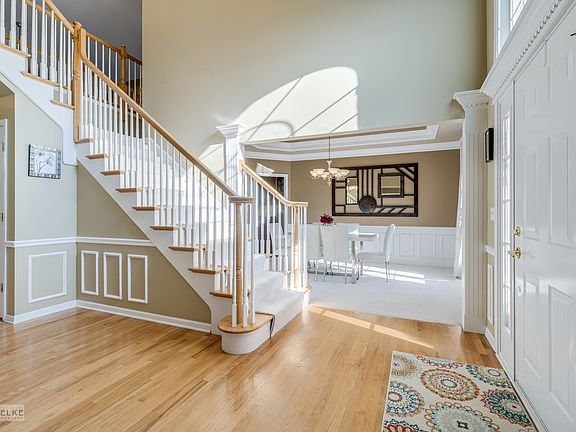 Stunning 2 story foyer.