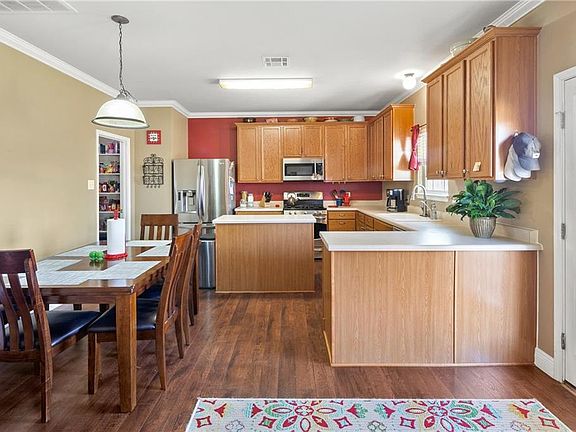 2nd image of 140 Amberwood Ct