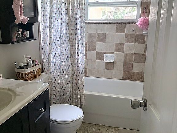 3rd image of 9313 Scot St