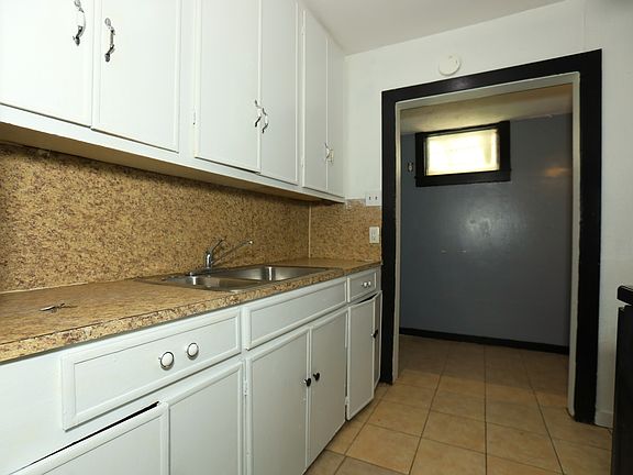 4th image of 302 Circle Way St